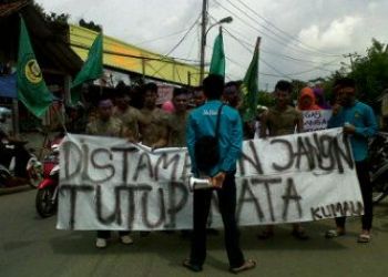 Kumala Lakukan aksi unjuk rasa di depan kantor Dinas Pertambangan dan Energi (Distamben) Lebak(bad)